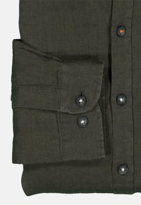 Dunkelgrünes Leinenhemd mit Button-Down-Kragen, zwei schwarzen Knöpfen auf der Vorderseite und einem geknöpften Manschetten mit Klappe. Weiche Textur und Falten-Design.