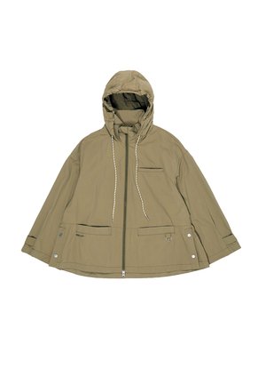 Chaqueta con capucha de color caqui con cremallera frontal, cordones ajustables, tres bolsillos delanteros, botones de presión en los laterales y detalle de anilla en D.