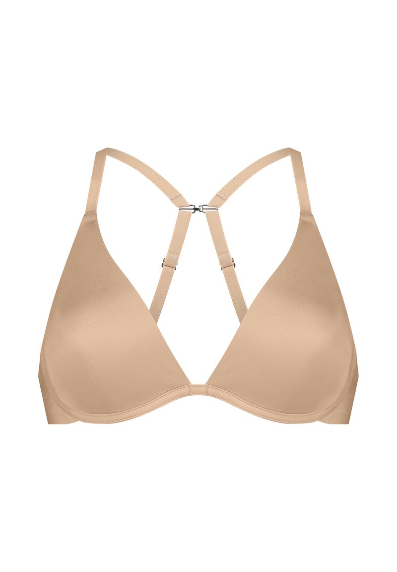 Beige onderbroek-beugel BH met een gladde stof, driehoekige cups, verstelbare bandjes en een kruiselings rugdetail. Voorzien van metallic hardware accenten.