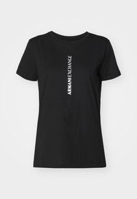 Czarna bawełniana koszulka z krótkim rękawem, okrągłym dekoltem i pionowym białym napisem reklamowym "ARMANI EXCHANGE" z przodu.