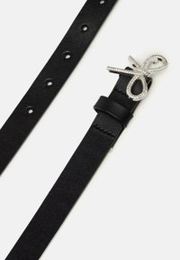 Czarny skórzany pasek z klamrą w kształcie kokardki zdobioną kryształkami. Pasek posiada kilka otworów umożliwiających regulację rozmiaru.