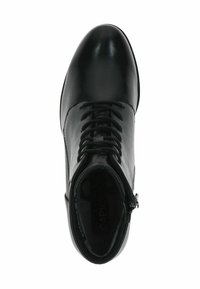 Botín negro de cuero con una textura lisa, punta redondeada, cordones en la parte frontal y cremallera lateral para facilitar su uso. Marca sutil en el interior.