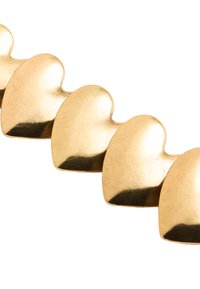 Złota bransoletka w kształcie serca z wypolerowanymi i teksturowanymi powierzchniami, z serią połączonych, symetrycznych ogniw w kształcie serca.