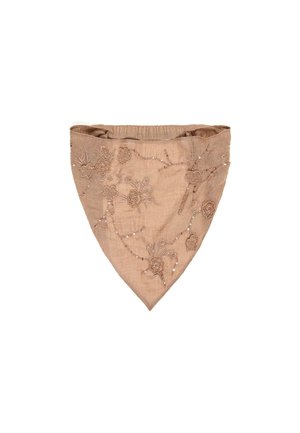 Jasnobrązowy trójkątny szal z tkaniny z kwiatowym haftem i małymi zdobieniami z koralików wzdłuż krawędzi i na środku.