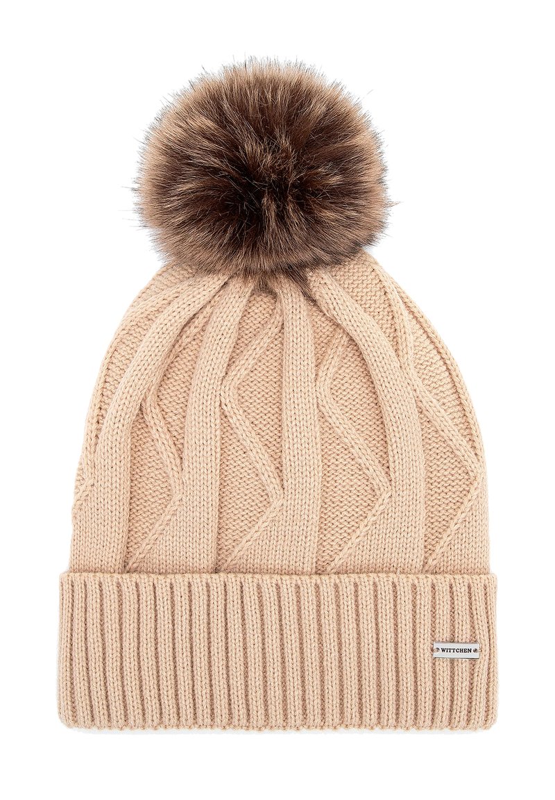 Cappello beige lavorato a maglia con risvolto a coste e un grande pompon in pelliccia sintetica sulla sommità. Presenta un motivo a diamante sulla parte principale.