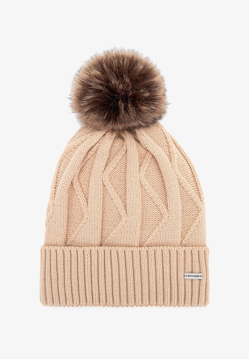 Cappello beige lavorato a maglia con risvolto a coste e un grande pompon in pelliccia sintetica sulla sommità. Presenta un motivo a diamante sulla parte principale.