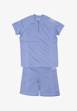 Uimapuku vaaleansinisessä, jossa on lyhythihainen yläosa vetoketjulla ja yhteensopivat shortsit. Materiaali on sileä ja tekstuurinen.