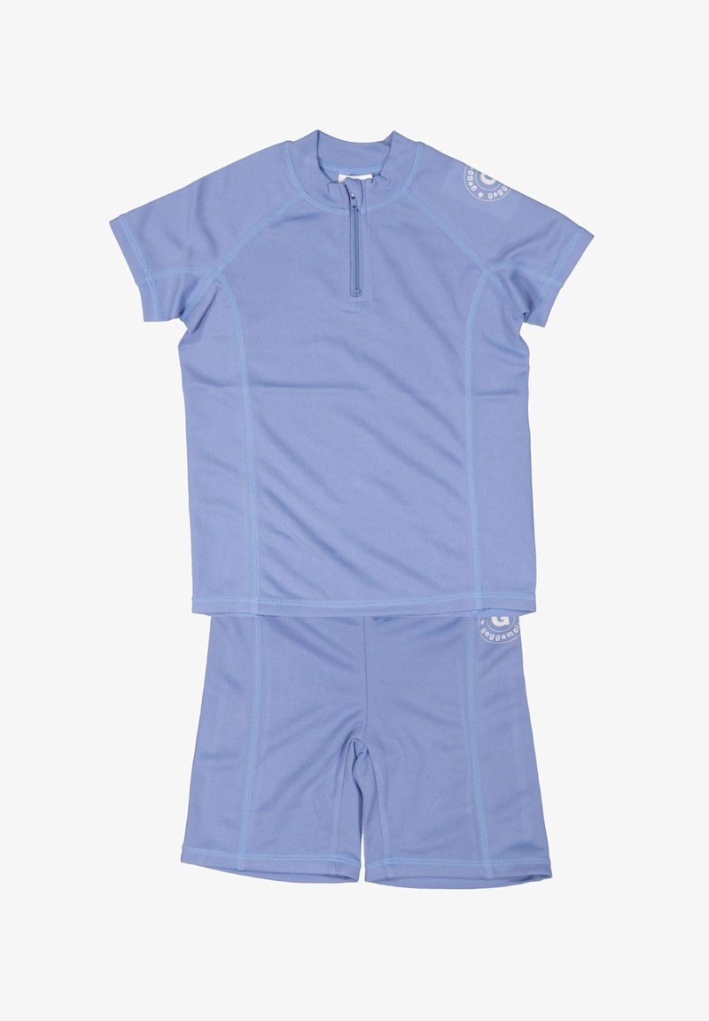 Simdräkt i ljusblått, med en t-shirt med kort ärm och dragkedja samt matchande shorts. Materialet har en slät, texturerad yta.