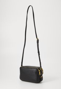 Borsa a spalla nera in pelle con forma rettangolare, zip dorata e tracolla regolabile. Texture liscia, design minimalista e dettaglio funzionale.