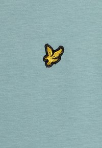 Lyle & Scott PLAIN - Basic póló - blue smoke