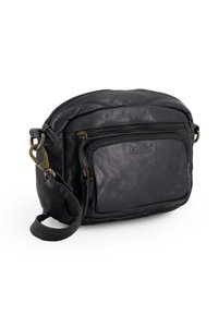 Czarna skórzana torebka crossbody z dwiema kieszeniami na zamek błyskawiczny i regulowanym paskiem, wytłoczona napisem "VENEZIA" na przedniej kieszeni.