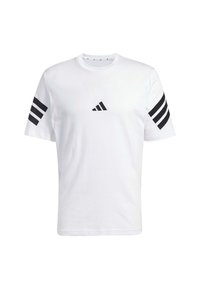 La camiseta blanca de algodón presenta acentos en negro con tres rayas en las mangas y un pequeño logo negro en el pecho. Diseño de corte regular y cuello redondo.