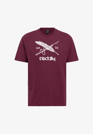 Bordeauxrotes T-Shirt mit weißem Motiv aus gekreuzter Feder und Füllfederhalter, Text "est. 94" und "iriedaily" Logo mittig auf der Vorderseite.