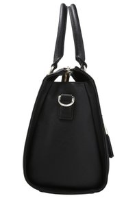 Czarna torebka o strukturalnym designie, wykonana z teksturowanego materiału. Posiada dwa uchwyty, zamek błyskawiczny oraz metalowy akcent w kształcie pierścienia D.