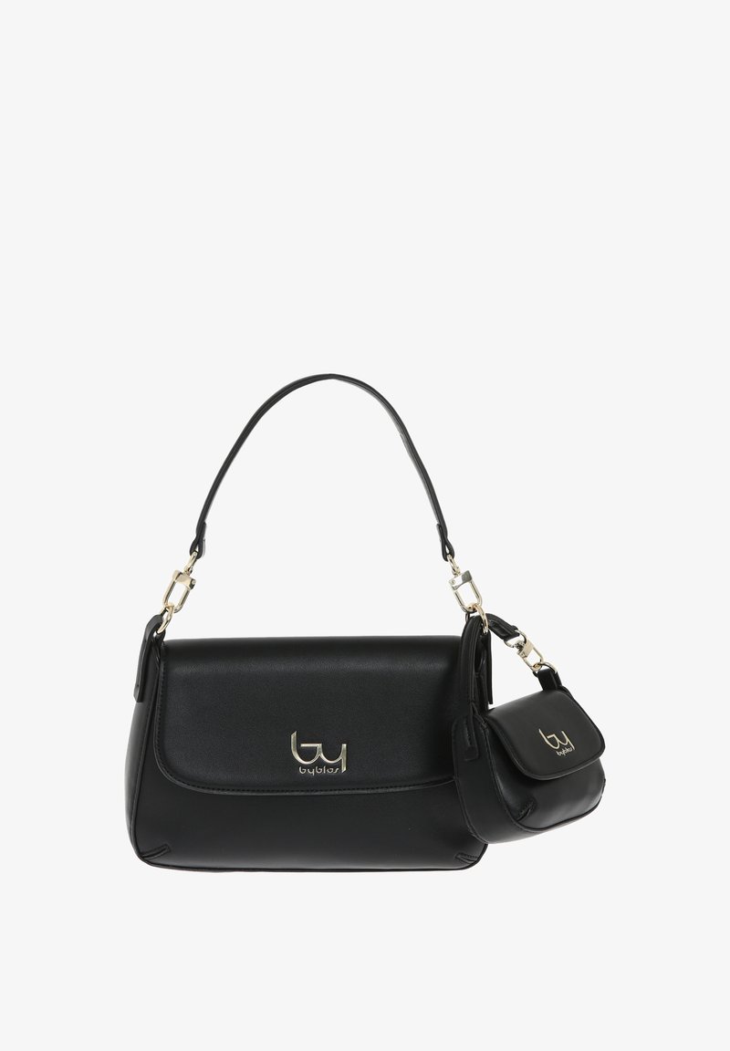 Sac à main en cuir noir avec un petit sac détachable, accents en métal doré, texture lisse, forme rectangulaire et détail de logo embossé.