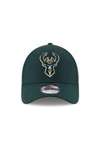 Gorra de béisbol verde oscuro con una parte frontal estructurada, que presenta un logotipo de ciervo bordado en oro y blanco, y una correa ajustable en la parte posterior.