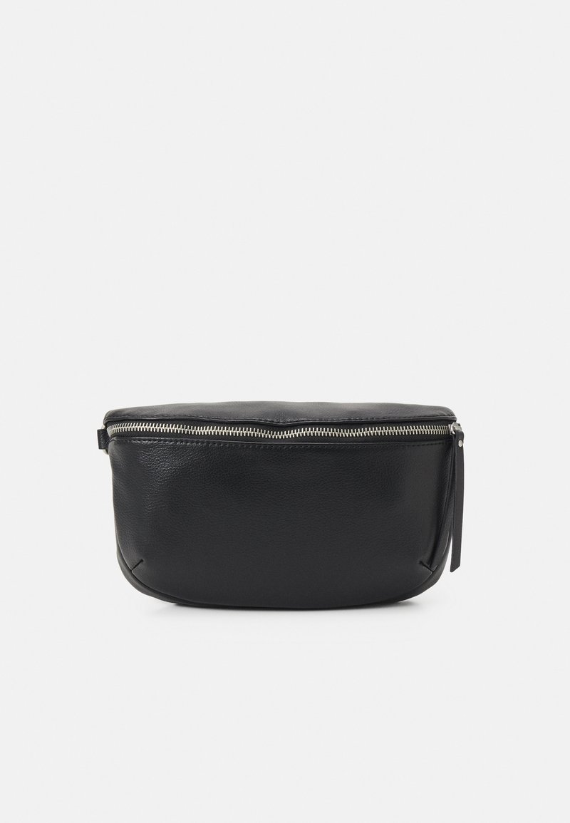 Czarna skórzana kopertówka o zaokrąglonym kształcie, z zamknięciem na srebrny zamek i gładką fakturą. Prosty design bez widocznych wzorów czy akcentów.