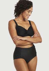 Svart bikini-set med en vadderad topp med twist-detalj och breda axelband, kompletterat med högmidjade, rynkiga underdelar. Mjuk tygkvalitet.