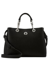 Mustassa kivimäisessä nahkakäsilaukussa on hopea-työkalut, kaksinkertaiset yläpäänkahvat ja säädettävä olkahihna; edessä on logo-embleemi.