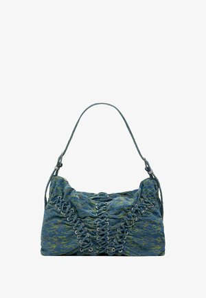 Bolso de tela con estampado azul y verde, con un centro fruncido y detalles de cordones entrecruzados, que cuenta con una sola correa de hombro ajustable.