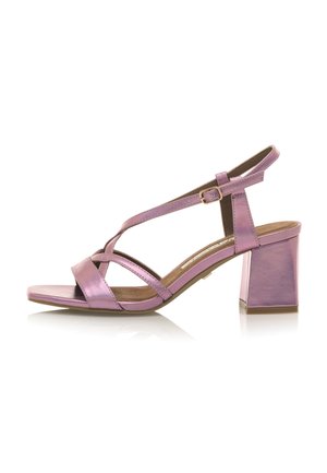 Paarse metallic high-heeled sandaal met een kruisriemontwerp en een enkelgesp. Heeft een stevige blokhak en een gladde, glanzende afwerking.