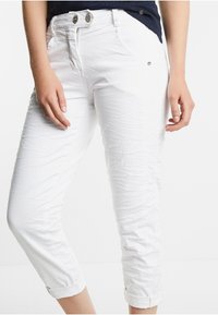Witte cropped broek van gestructureerde stof, met een dubbele knoopsluiting, voorzakken en opgerolde boorden.