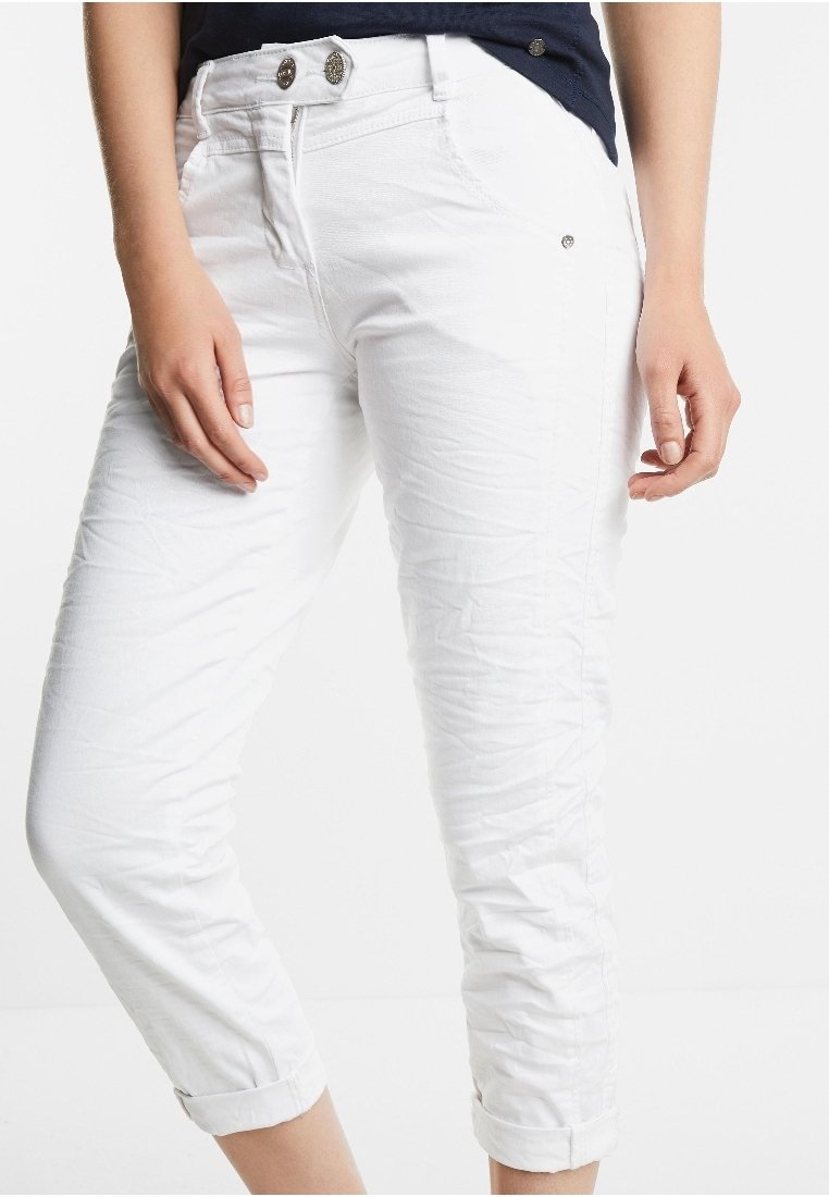 Witte cropped broek van gestructureerde stof, met een dubbele knoopsluiting, voorzakken en opgerolde boorden.