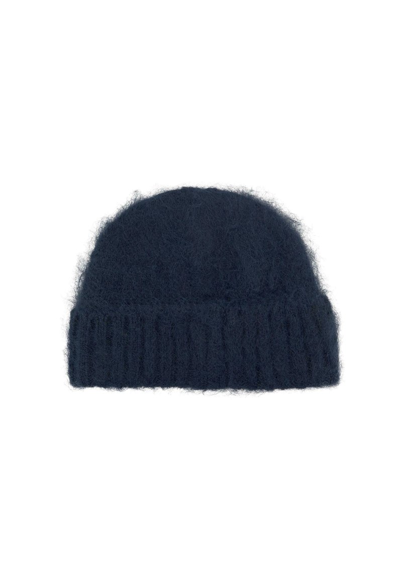 Navy modrá pletená čepice vyrobená z huňatého materiálu s žebrovaným lemováním, s kulatou vrchní částí a jemnou texturou.