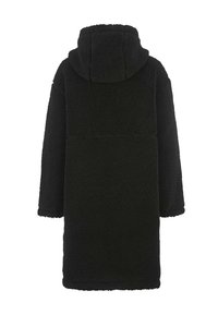 Zwarte fleece jas met capuchon, voorzien van een zachte, textuur oppervlak, lange mouwen en een knielange pasvorm. Geen zichtbare sluitingen of accenten.