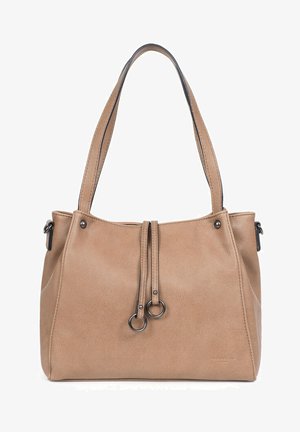 Tan faux leren draagtas met dubbele schouderbanden, trekkoordsluiting en decoratieve metalen ringen. Gladde textuur en minimale hardware-accenten.