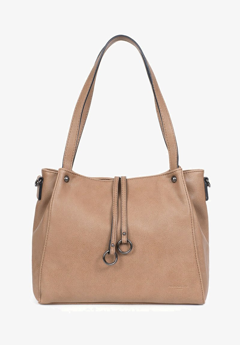 Borsa tote in finta pelle color tan con doppio manico, chiusura con cordoncino e anelli decorativi in metallo. Texture liscia e accenti hardware minimi.