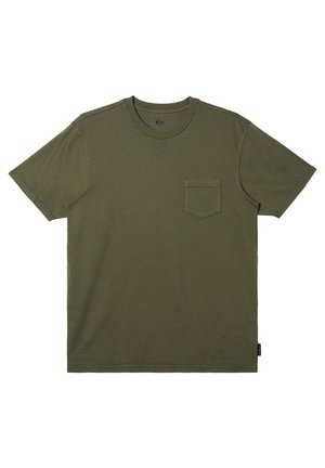 Olijfgroene t-shirt met korte mouwen van katoen, met een borstzak en een ronde halslijn met dubbele stiksels.