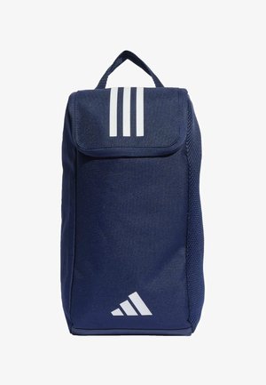 Bolsa deportiva rectangular azul marino con asa superior, solapa frontal con tres rayas blancas y logo blanco de Adidas cerca de la parte inferior.