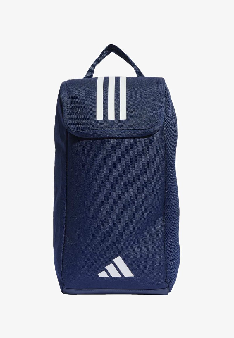 Sac de sport rectangulaire bleu marine avec poignée supérieure, rabat avant à trois bandes blanches et logo Adidas blanc près du bas.