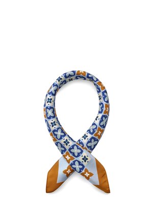 Sjal i silke med geometriske og blomsteragtige mønstre i blå, hvid og brun, pænt snoet med krydsede spidse ender.