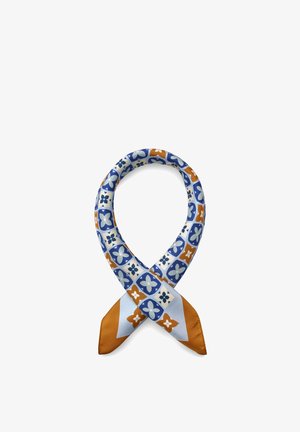 Silkesjal med geometriske og blomsterpreg i blått, hvitt og brunt, pent løkket med kryssede spisse ender.