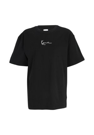 Fekete túlméretezett póló rövid ujjakkal és a mellkas közepén egy kis fehér felirat logóval.