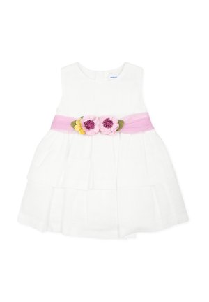 Abito bianco senza maniche con gonna a strati, cintura rosa con fiori di tessuto e foglie decorative. Tessuto leggero, design semplice a forma di A.