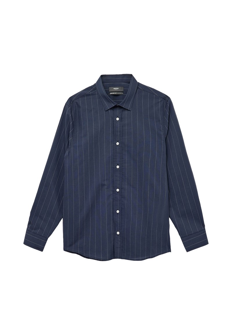 Marineblauw overhemd met dunne verticale witte strepen, lange mouwen en een klassieke kraag, gemaakt van zachte, gladde stof en voorzien van witte knopen.