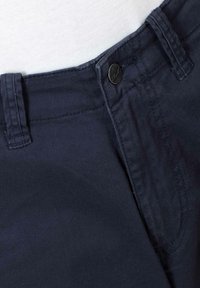 Pantalones azul marino de algodón, con cierre de botón metálico, cinturilla cosida y bolsillos laterales, con una textura suave y mate.