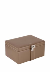 Caja de almacenamiento de cuero marrón con una textura suave, forma rectangular sólida, costuras en contraste y cierre de metal.