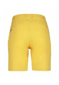 Pantalones cortos amarillos de un material suave y ligero. Presentan una cintura trasera y un diseño minimalista, sin patrones ni herrajes visibles.
