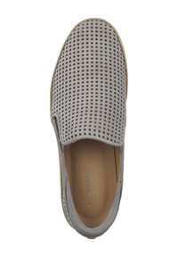 Šedá perforovaná slip-on obuv s svrchní částí z semiše, béžovou gumovou podrážkou a kulatou špičkou. Interiér obsahuje logo štítek.