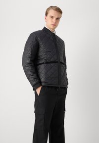 Musthave mustanane mustsa földet mähninya musta ja anteelertus kröngul paita, estra kleppeen, nahkahamalohe tse vuolöma, mustteen värtus. Viipelmärg sel viip 龙头 nackle.