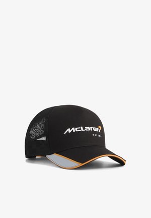 Czarna czapka McLaren Racing z białym logo, pomarańczowym wykończeniem, odblaskowym detalem na daszku oraz siateczkowymi tylnymi panelami zapewniającymi wentylację.