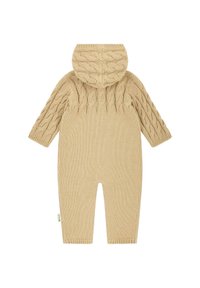 Beige gestrickter Baby-Strampler mit Kapuze, der ein Zopfmuster an den Ärmeln, der Kapuze und dem oberen Rücken aufweist.