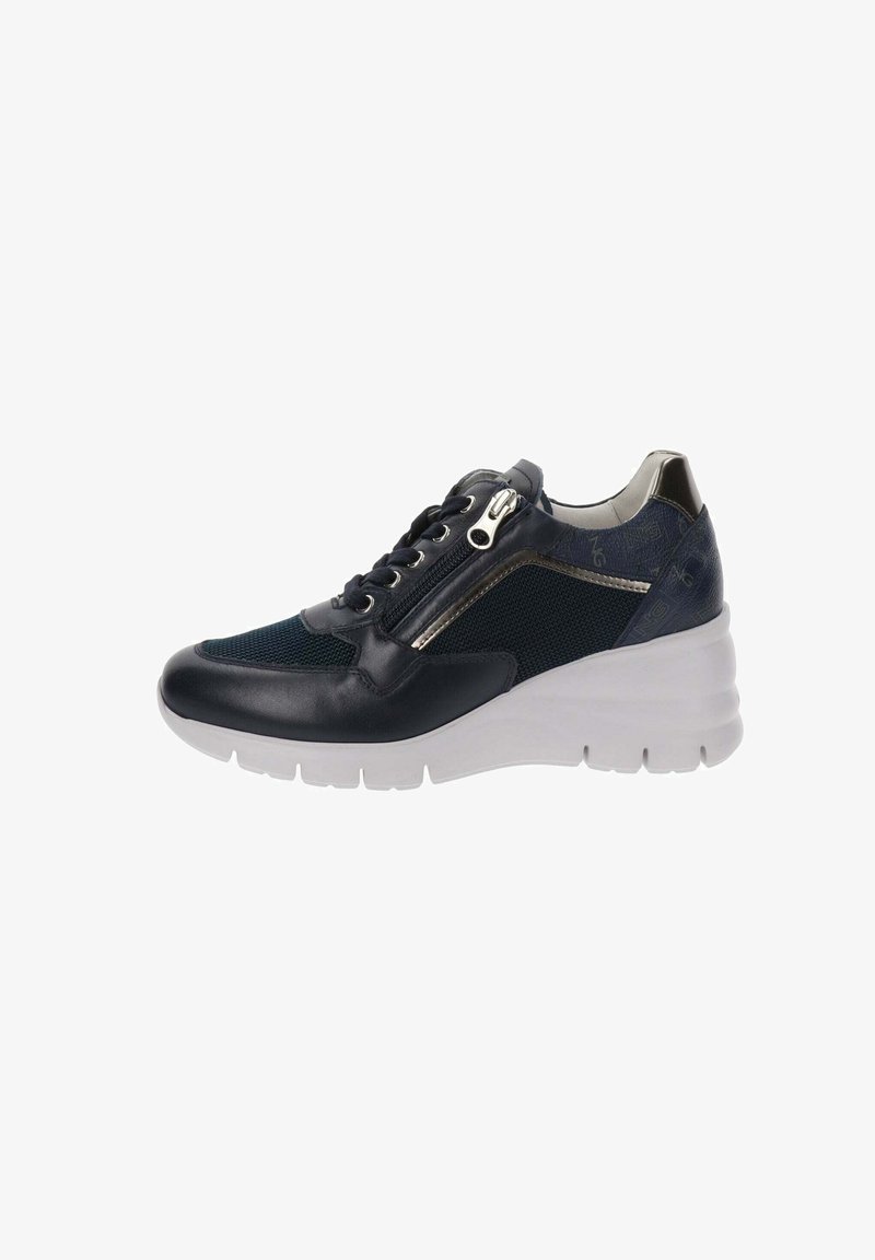 Sneaker blu navy e neri realizzati in pelle e materiali in rete, con suola a zeppa, dettagli metallici, design con allacciatura e chiusura con zip.