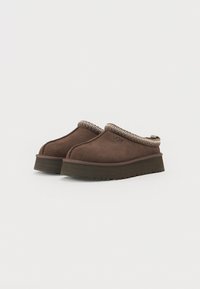 Brune semskede slip-on sko med en teksturert vevd aksent rundt åpningen og en tykk, gripende gummisåle.