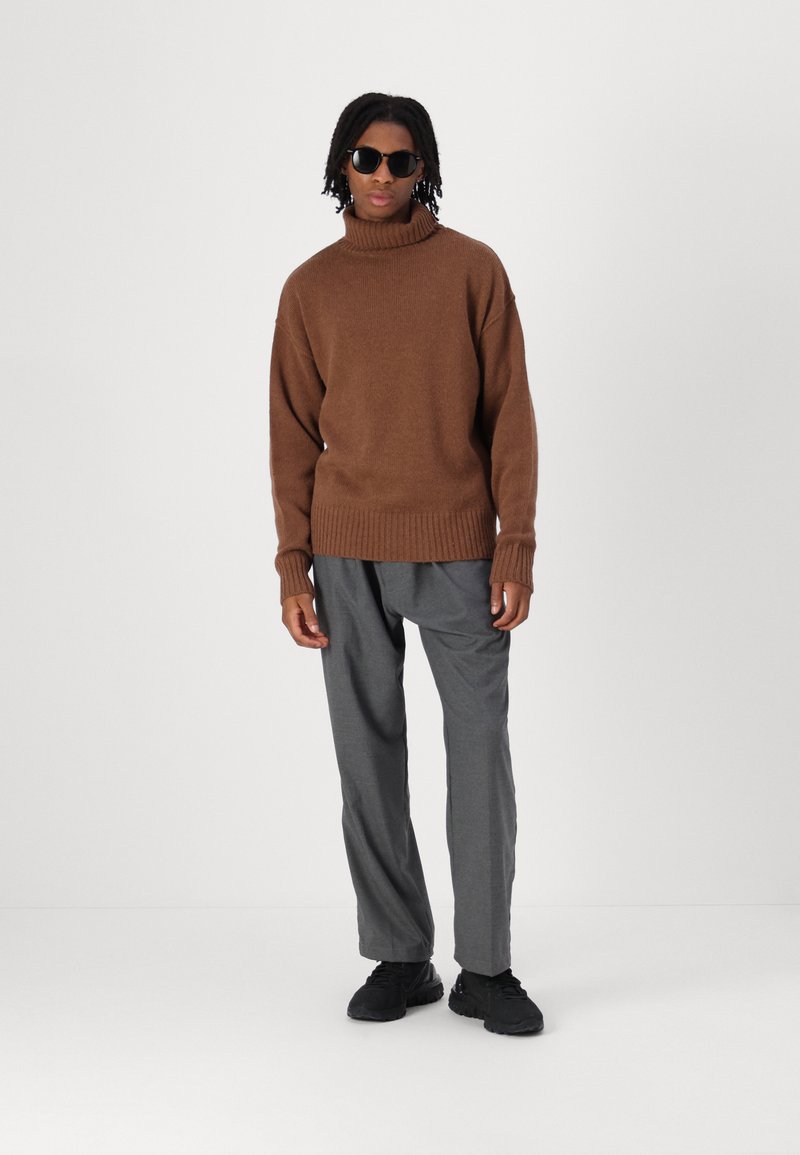 DRYKORN JELDRIK Trui brown/bruin