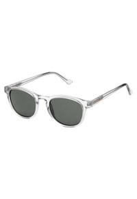 Gafas de sol con marco de plástico transparente y lentes de color gris oscuro. Forma redondeada con brazos delgados y acentos claros en las patillas.